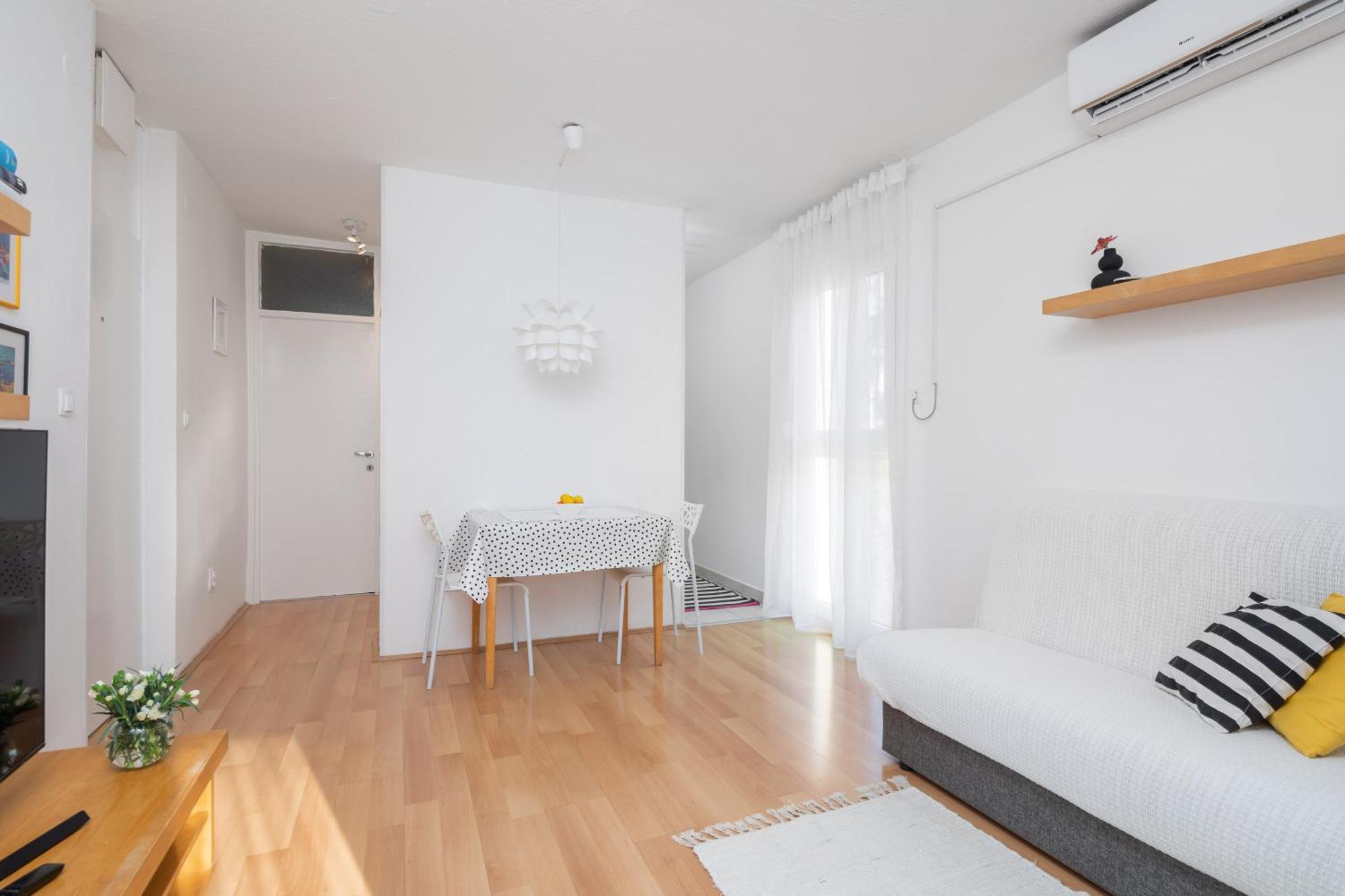 City Gem Omis Bagian luar foto